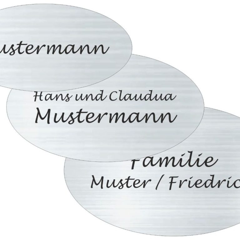 Drei gravierte Schilder mit den Namen Mustermann und Familie Muster/Friedrich.