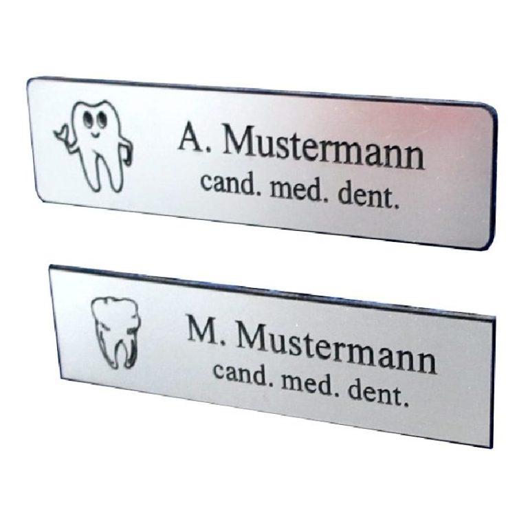 Zwei Namensschilder mit den Namen A. Mustermann und M. Mustermann, beide mit Zahnmotiv.