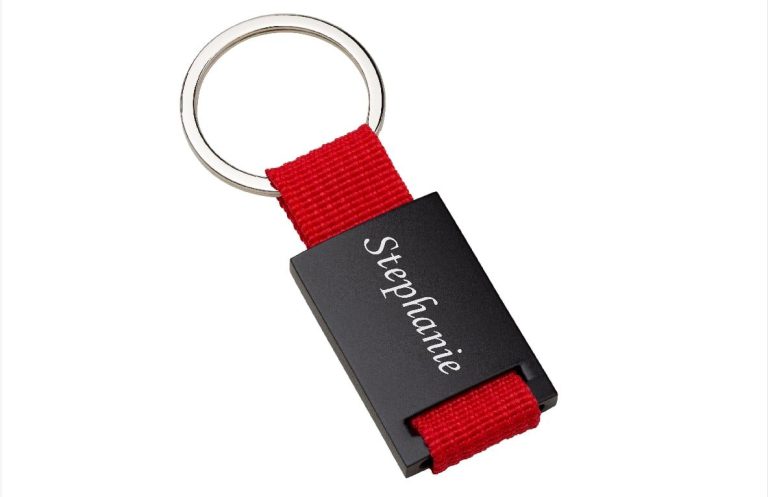 Schlüsselanhänger mit schwarzem Metall und rotem Band, graviert mit dem Namen "Stefanie".