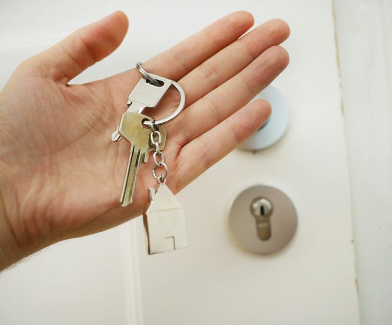 Ein Schlüsselbund in der Hand mit Ersatzschlüssel.