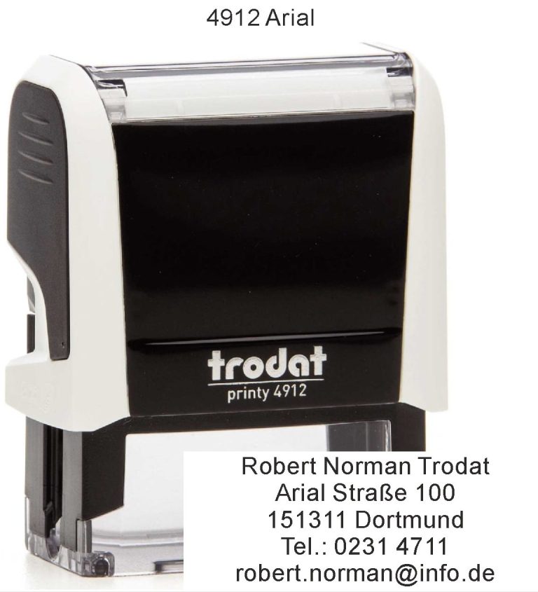 Namensschild der Familie Mustermann auf einem metallischen Hintergrund.