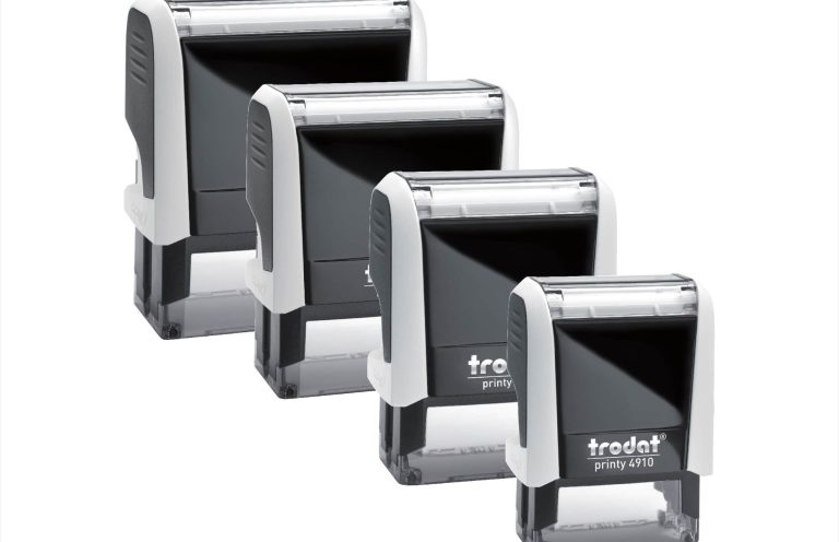 Vier Stempel mit unterschiedlichen Größen in Schwarz und Weiß.