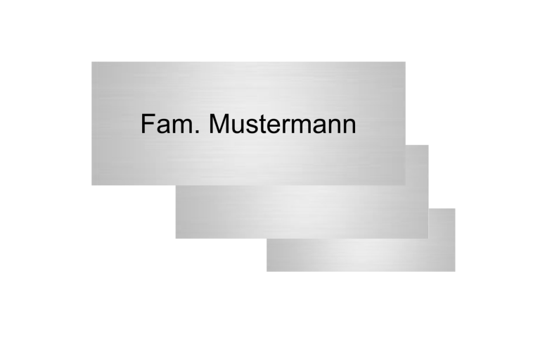 Der Schriftzug "Fam. Mustermann" auf einem silberfarbenen Schild.