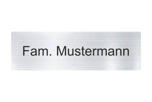 Namensschild der Familie Mustermann auf einem metallischen Hintergrund.